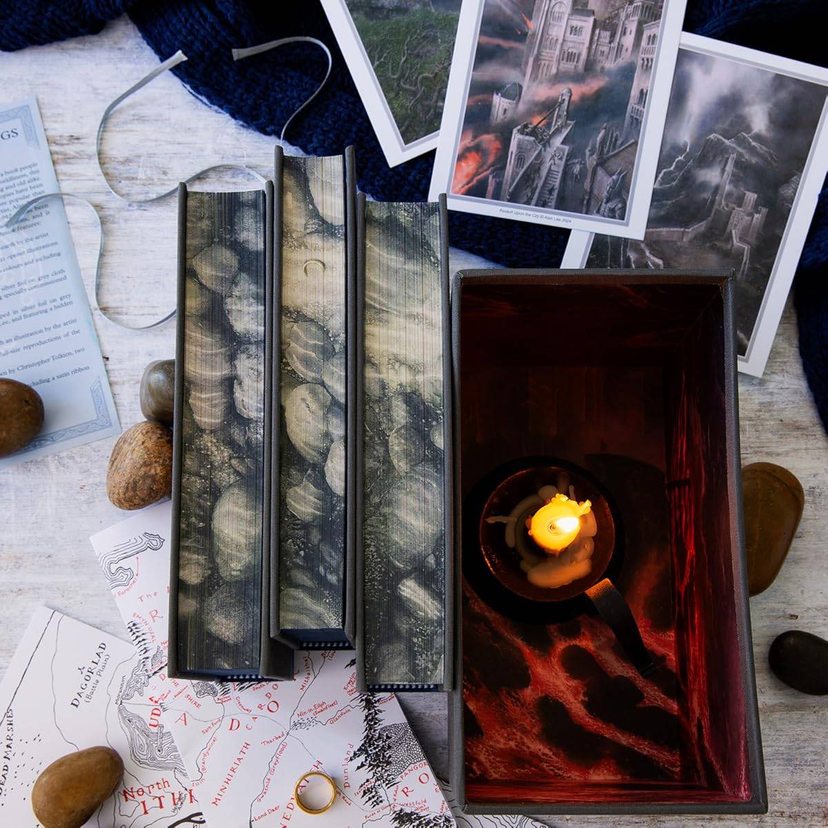 The Lord of the Rings Deluxe Illustrated Box Image 3